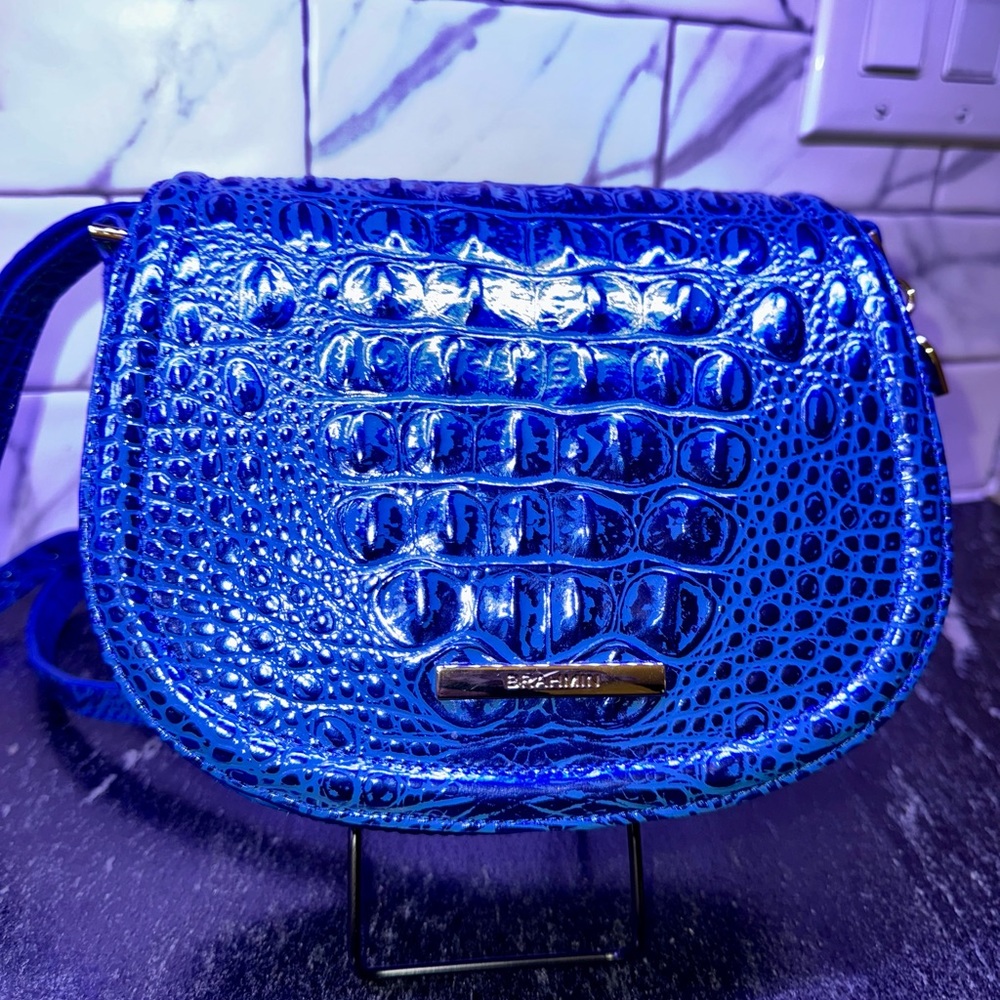 💙 NWT Brahmin Briar Cobalt Potion Melbourne Sm Crossbody, easy magnetic closure